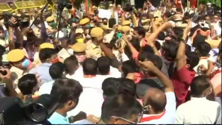 हाथरस कांड के खिलाफ प्रदर्शन के दौरान ही आपस में भिड़ गए कॉन्ग्रेस कार्यकर्ता, जमकर हुई जूतमपैजार: देखें VIDEO