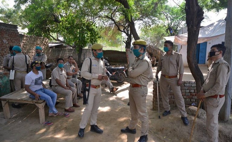 हाथरस: खेत में पड़ी चीख रही थी पीड़िता.. माँ-भाई वहीं पर खड़े थे, चश्मदीद का खुलासा