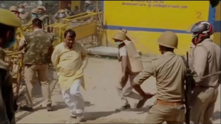 हाथरस केस: सपा और RLD के कार्यकर्ताओं ने महिला पुलिसकर्मियों से बदसलूकी की, UP पुलिस ने खदेड़ा