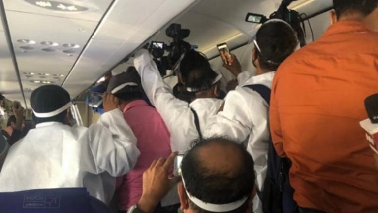 कंगना जब हवाई जहाज में थीं तो 9 रिपोर्टर-कैमरामैन टूट पड़े थे कुछ बुलवाने को, इंडिगो ने लगाया सभी पर बैन