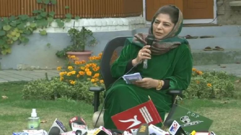 डाकुओं ने हमारा झंडा ले लिया.. J&K के अलावा नहीं उठाऊँगी कोई दूसरा झंडा- महबूबा मुफ्ती