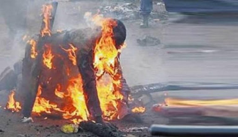 कुरान में गलती से जिस शख्स का पैर लग गया, पहले उसे मारा और फिर आग में झोंक दिया