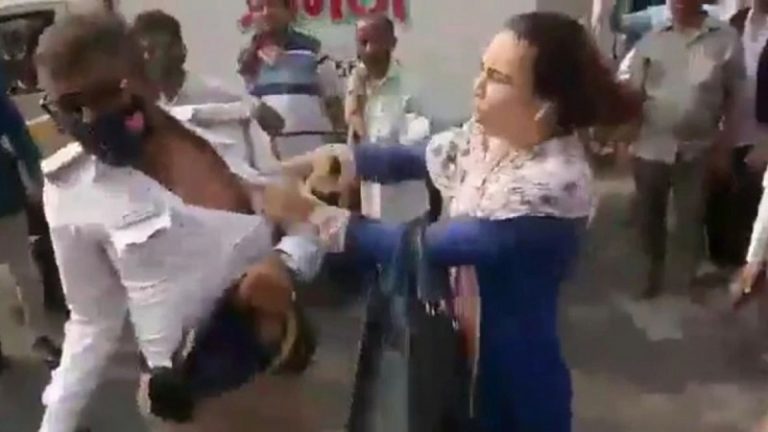 गाली-गलौज करने पर महिला ने की मुंबई पुलिस की बीच सड़क पर पिटाई, संजय राउत ने कहा- प्रतिष्ठा का सवाल