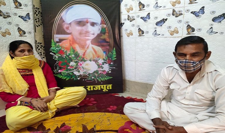 बाहर पुलिस, घर में घुसे ‘खेद जताने’ कुछ मजहबी लोग, राहुल के पिता ने कहा – ‘अपने बच्चों की मानसिकता सुधारो, सबकी मदद हो जाएगी’