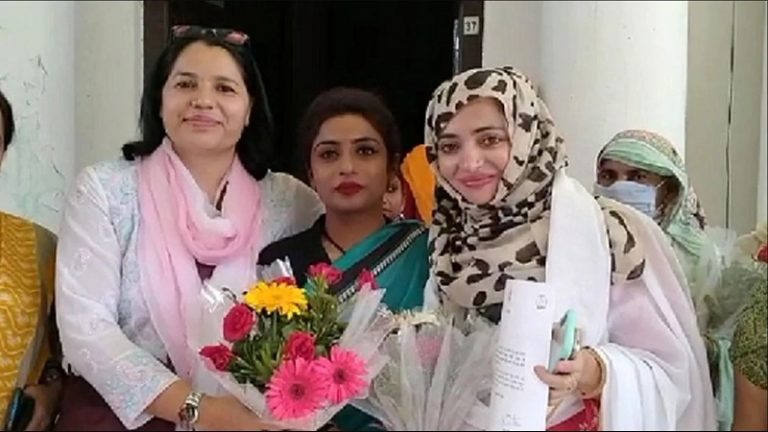 मुनव्वर राणा की बेटी उरूसा ने थामा कॉन्ग्रेस का हाथ, CAA विरोध प्रदर्शन से आई थी चर्चा में