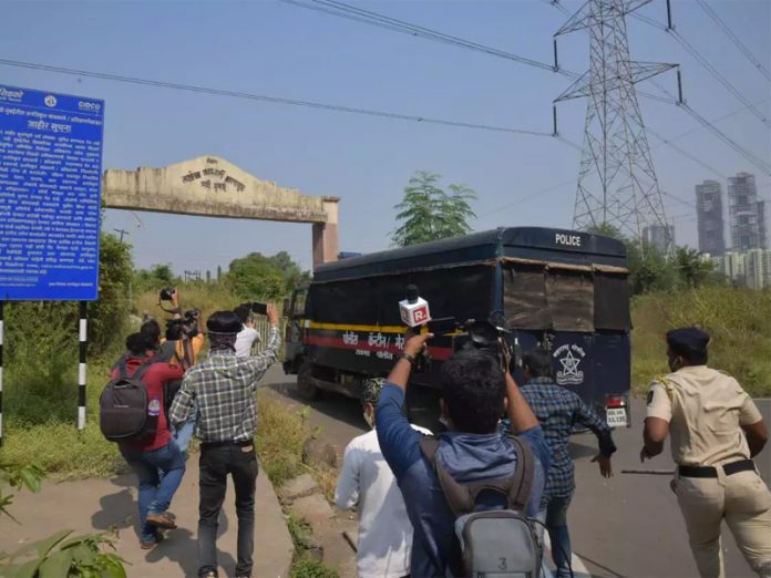 मुंबई पुलिस अर्णब सोशल मीडिया एकाउंट