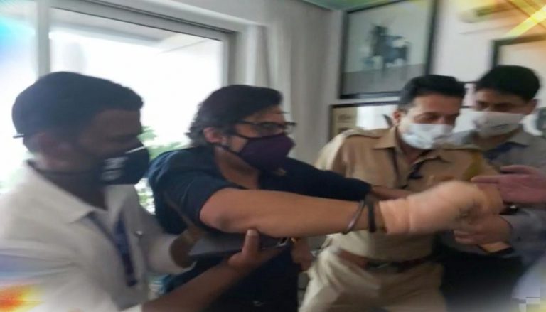 मुंबई पुलिस ने अर्णब, उनकी पत्नी व बेटे पर भी दर्ज की FIR, पुलिस को पीटने का लगाया आरोप