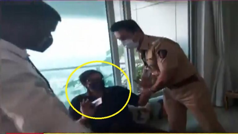 अर्णब गोस्वामी को ‘एनकाउंटर कॉप्स’ गाड़ी में उठा कर ले गए, पुलिस वैन से कहा – ‘इन्होंने मुझे मारा, दुर्व्यवहार किया’
