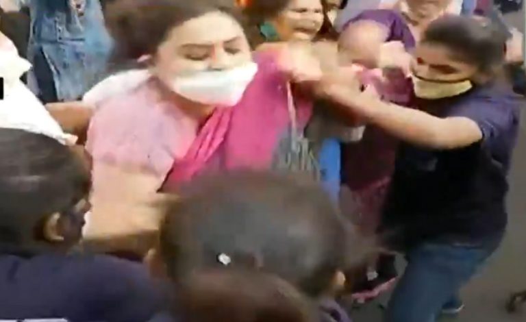 BJP कार्यकर्ताओं को पश्चिम बंगाल की पुलिस ने सड़क पर घसीटा, महिला मोर्चा के साथ बदसलूकी