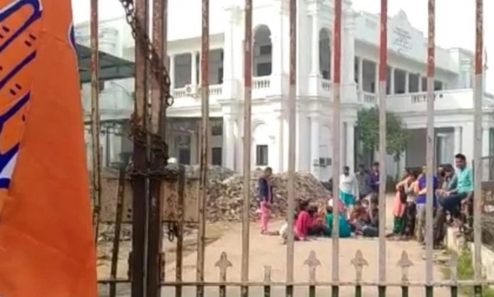 लखनऊ कॉन्ग्रेस ऑफिस ताला