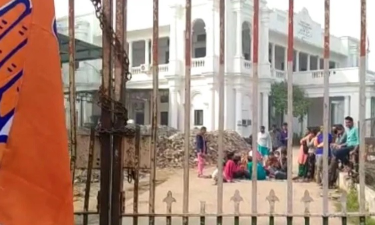 कॉन्ग्रेस ऑफिस के कर्मचारियों को कई महीने से वेतन नहीं, गुस्से में आकर ऑफिस में ताला लगा धरने पर बैठे