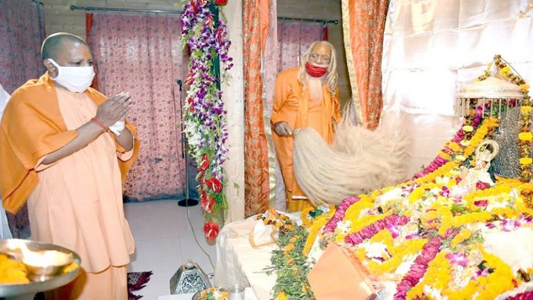 अयोध्या में भव्य दीपोत्सव का CM योगी ने किया शुभारम्भ, माटी कला के हुनरमंदों से खरीदा सारा सामान, देखें वीडियो