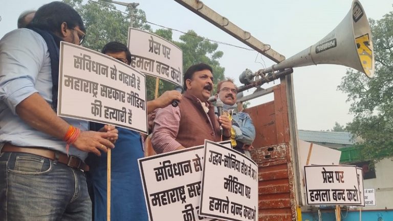 ‘उद्धव सोनिया होश में आओ’: दिल्ली के प्रेस क्लब के बाहर अर्णब गोस्वामी के समर्थन में उमड़ा हुजूम