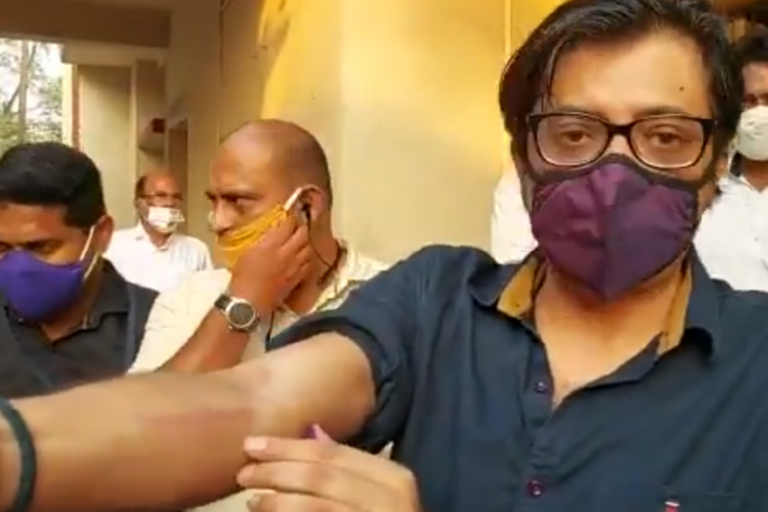 ‘मेरे साथ 9 पुलिसवालों ने मारपीट की, मुझे धक्का दिया’: अर्णब ने दिखाए हाथ पर चोट के निशान, कल होगी सुनवाई