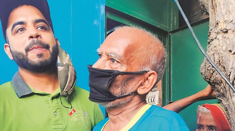 ‘बाबा का ढाबा’ वाले पहुँचे थाने, यूट्यूबर गौरव वासन पर लगाया पैसों के हेर-फेर का आरोप
