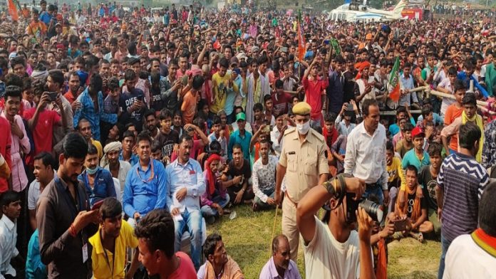 बिहार में एक चुनावी सभा के दौरान जुटी जनता