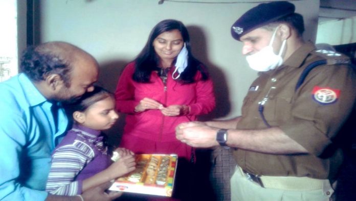 बच्ची को मनाने पहुँचे पुलिस अधिकारी