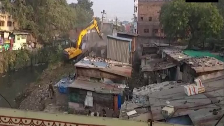 योगी सरकार की राह पर MP पुलिस: शातिर बदमाश साजिद चंदनवाला की संपत्ति पर चलाया बुलडोजर, अवैध निर्माण ध्वस्त