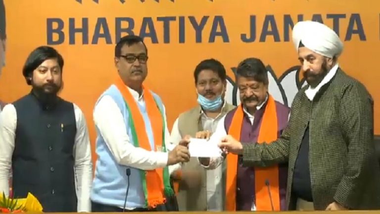 बंगाल: ममता के MLA मिहिर गोस्वामी बीजेपी में शामिल, शनिवार को शुभेंदु अधिकारी के आने की अटकलें