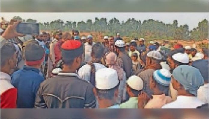 महिला का शव दफ़नाने को लेकर सांप्रदायिक तनाव