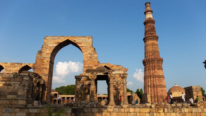 क़ुतुब मीनार, मंदिर