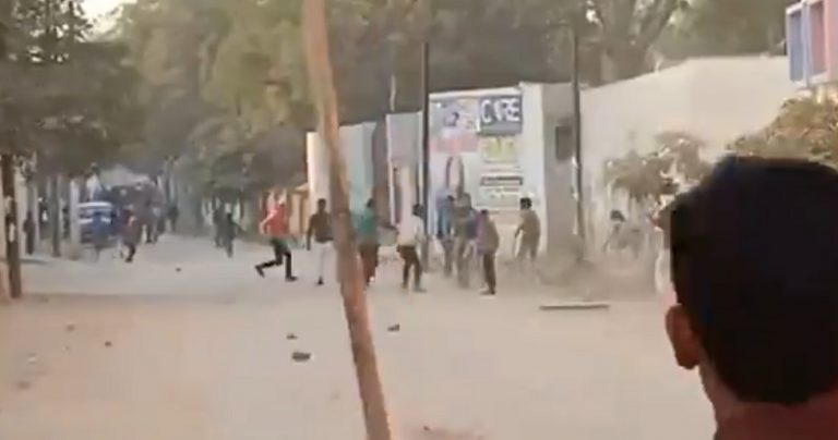 मथुरा: RSS कार्यालय पर मुस्लिम भीड़ ने किया पथराव, सरिया चुराते पकड़ा गया था एके खान