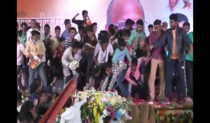 शरद पवार के जन्मदिन पर पार्टी कार्यकर्ताओं की केक के लिए पटका पटकी