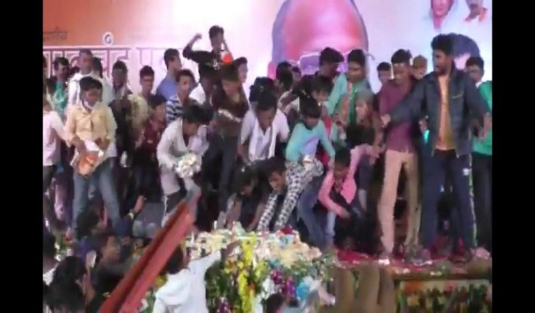 शरद पवार के जन्मदिन पर केक के लिए पटका-पटकी पर उतारू NCP के जुझारू कार्यकर्ता, देखें पूरा वीडियो