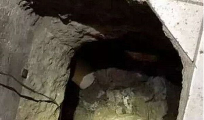 पड़ोस में रहने वाली प्रेमिका से मिलने के लिए प्रेमी बनाई सुरंग
