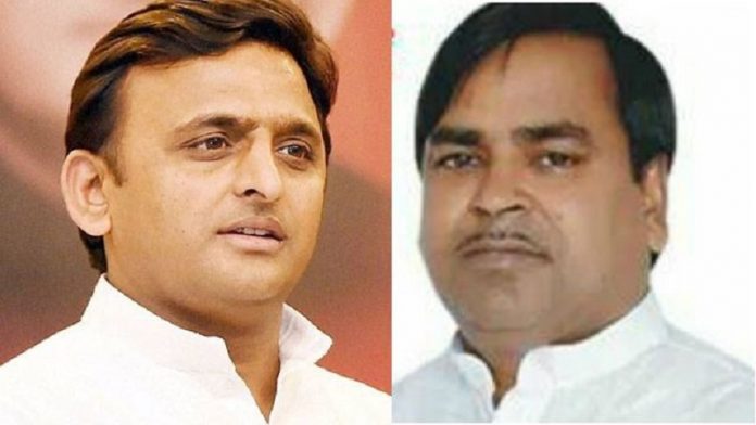 अखिलेश यादव- गायत्री प्रजापति
