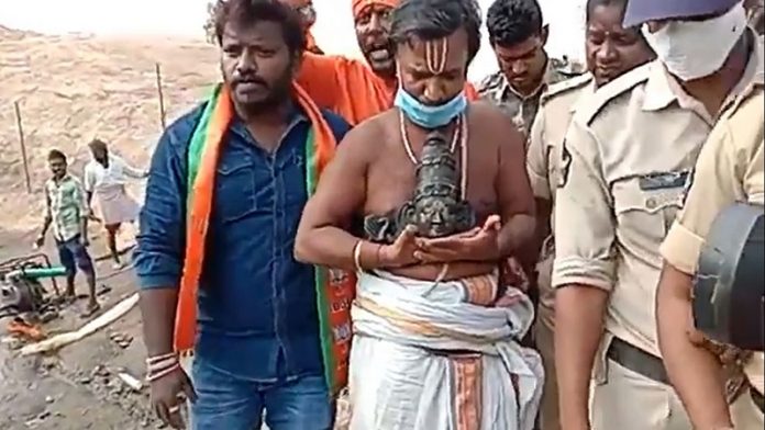 आंध्र प्रदेश- मूर्ति क्षतिग्रस्त