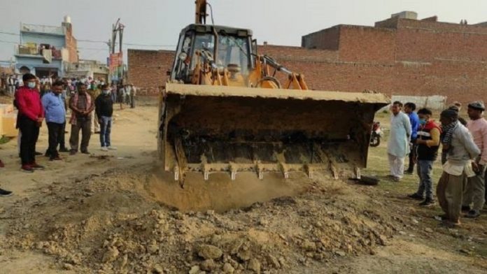 मंदिर कब्र UP पुलिस JCB