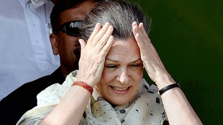 सोनिया के जन्मदिन पर कॉन्ग्रेस मना रही है ‘भ्रष्टाचार विरोधी दिवस’: लोगों ने याद दिलाए पार्टी के ‘ऐतिहासिक घोटाले’