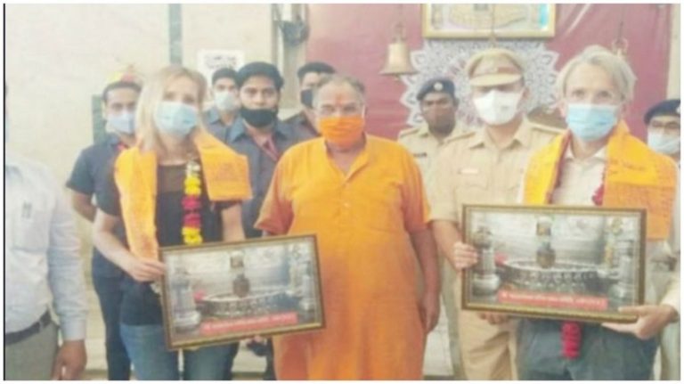 फ्रांस के राजदूत ने अपनी पत्नी के साथ उज्जैन में की महाकाल की पूजा, मंदिर विकास के लिए 80 करोड़ रुपए का सहयोग: रिपोर्ट