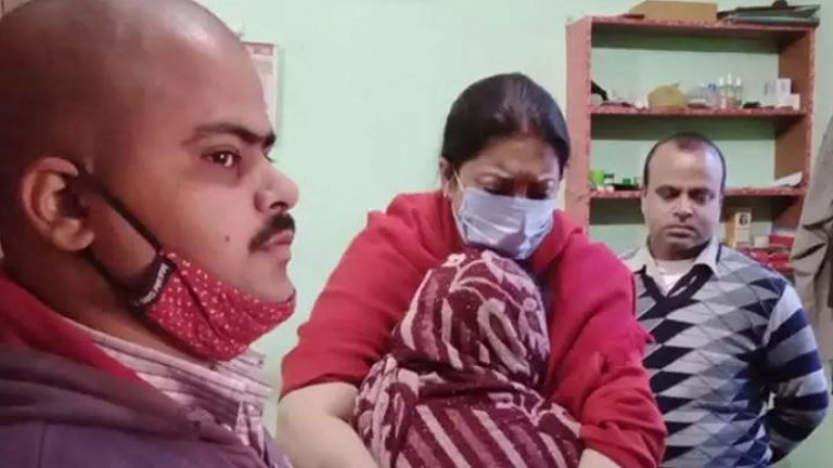 जिस माँ ने खोया जवान बेटा, उनसे मिलने पहुँचीं स्मृति ईरानी: भावुक Video सोशल मीडिया पर वायरल