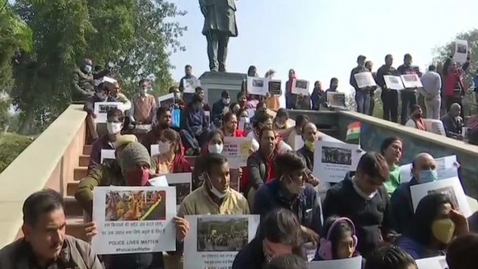 दिल्ली पुलिस, परिजनों, हिंसा