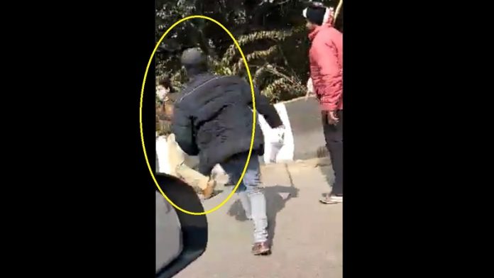 महिला पुलिस, किसान, दुर्व्यवहार