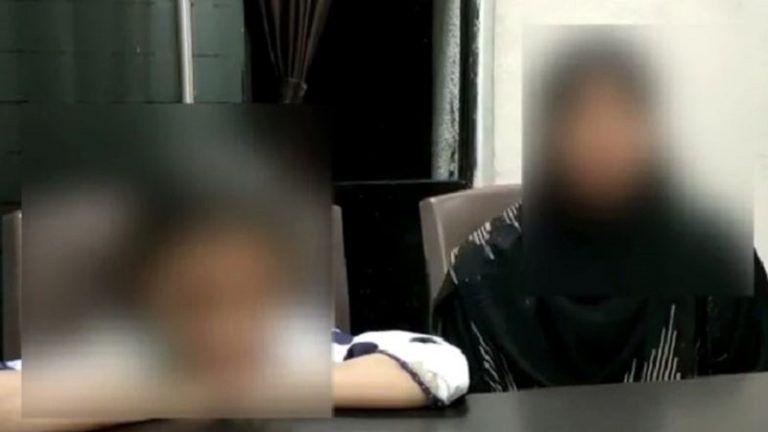 अब्बू करते हैं गंदा काम… मना करने पर चुभाते हैं सेफ्टी पिन: बच्चियों ने रो-रोकर माँ को सुनाई आपबीती, शिकायत दर्ज