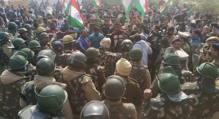 सिंघु बॉर्डर पर SHO को तलवार से किया लहूलुहान, पत्थरबाजी से तनाव बढ़ा