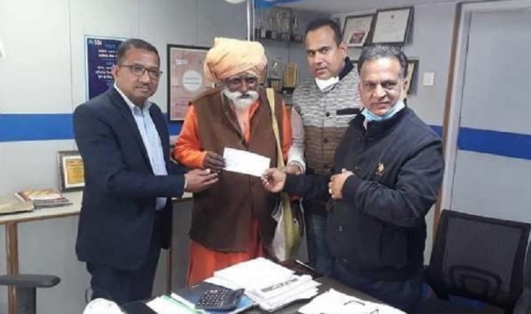 60 साल से गुफा में रह रहे 83 साल के इस संन्यासी ने राम मंदिर को दिए ₹1 करोड़: भौचक रह गए बैंककर्मी