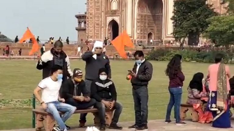 ‘CISF में अधिकतर हिंदू… इसलिए ताजमहल में लहराने दिया भगवा’: आगरा की घटना पर पागल हुए इस्लामी कट्टरपंथी