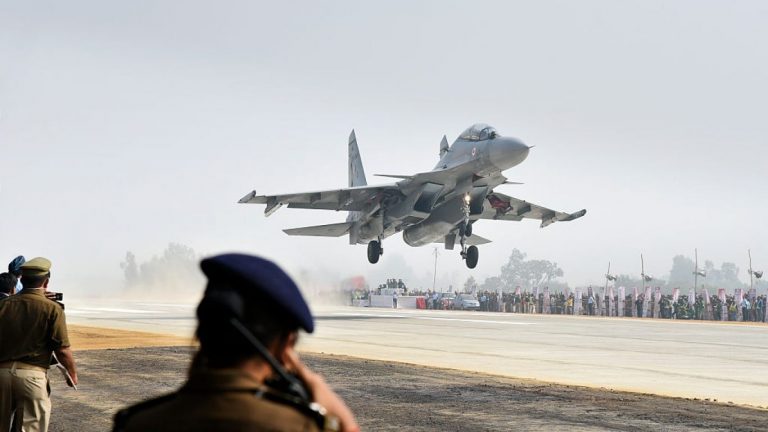 UP देश का पहला राज्य, IAF के लिए सड़क पर बना दी 3 एयर स्ट्रिप: पूर्वांचल Expressway पर भी उतरेंगे लड़ाकू विमान