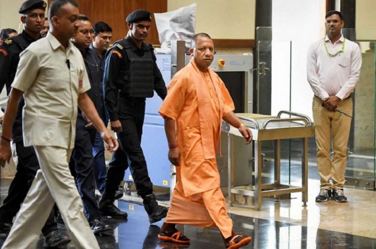 टीकाकरण का योगी मॉडल: सर्वाधिक हेल्थ वर्कर्स को कोरोना वैक्सीन, 18 करोड़ लोगों तक पहुँची सर्विलांस टीम