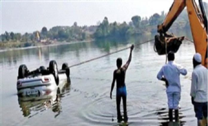 महाराष्ट्र, डैम में डूबी कार