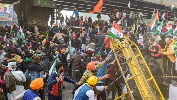 शराब ट्रैक्टर दिल्ली पुलिस