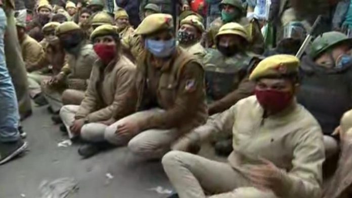 सड़कों पर बैठी दिल्ली पुलिस