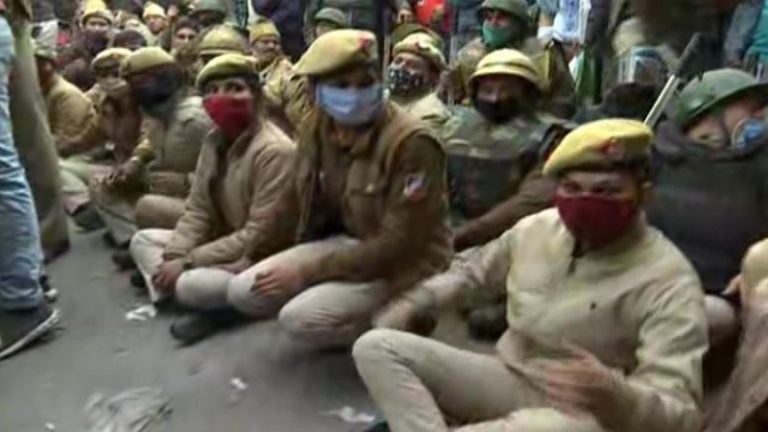 उपद्रवी ‘अन्नदाता’ को रोकने के लिए दिल्ली पुलिस जान-जोखिम में डालकर बैठी सड़क पर: जगह-जगह हो रहे भयंकर तोड़-फोड़