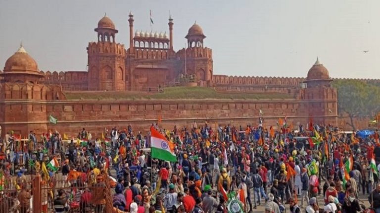 लाल किले में हुई हिंसा के मामले में 200 लोग हिरासत में: लूट, डकैती और हत्या की साजिश के आरोप में मुकदमा दर्ज