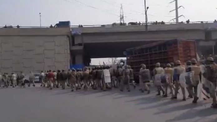 गाजीपुर बॉर्डर फ्लैग मार्च