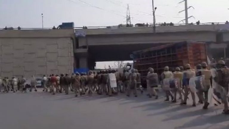 गाजीपुर बॉर्डर पर एक्शन में UP पुलिस, किया फ्लैग मार्च: ‘किसानों’ पर कभी भी हो सकती है कार्रवाई!